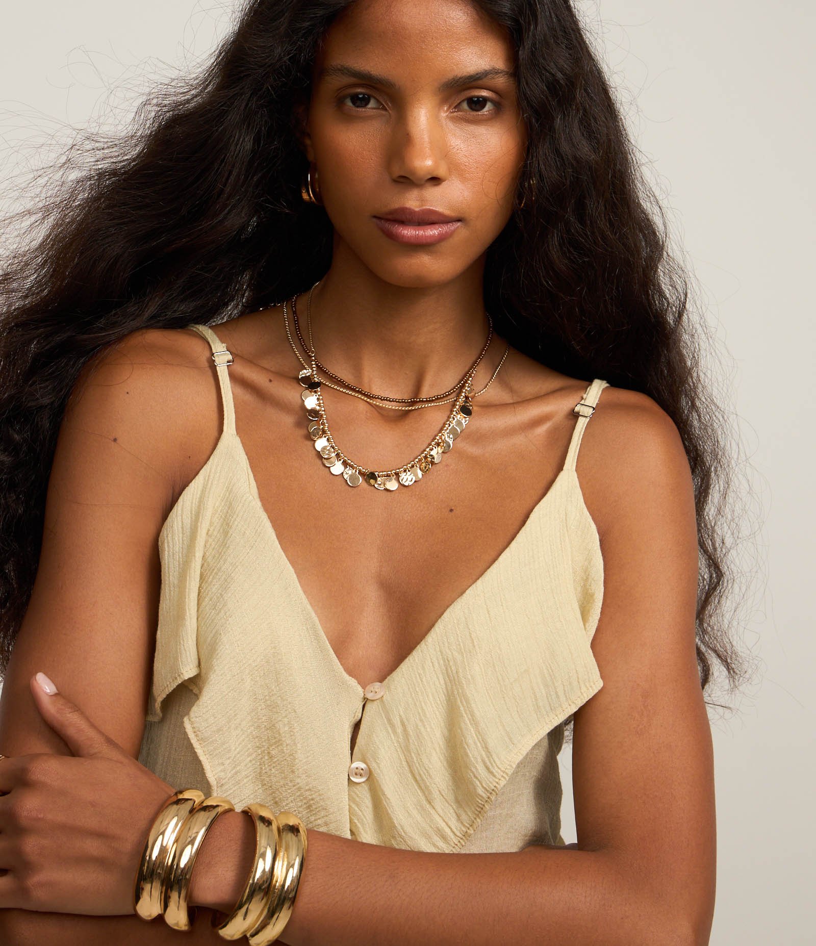 Blusa em Viscose com Babadinhos Sobrepostos e Abotoamento Bege 7