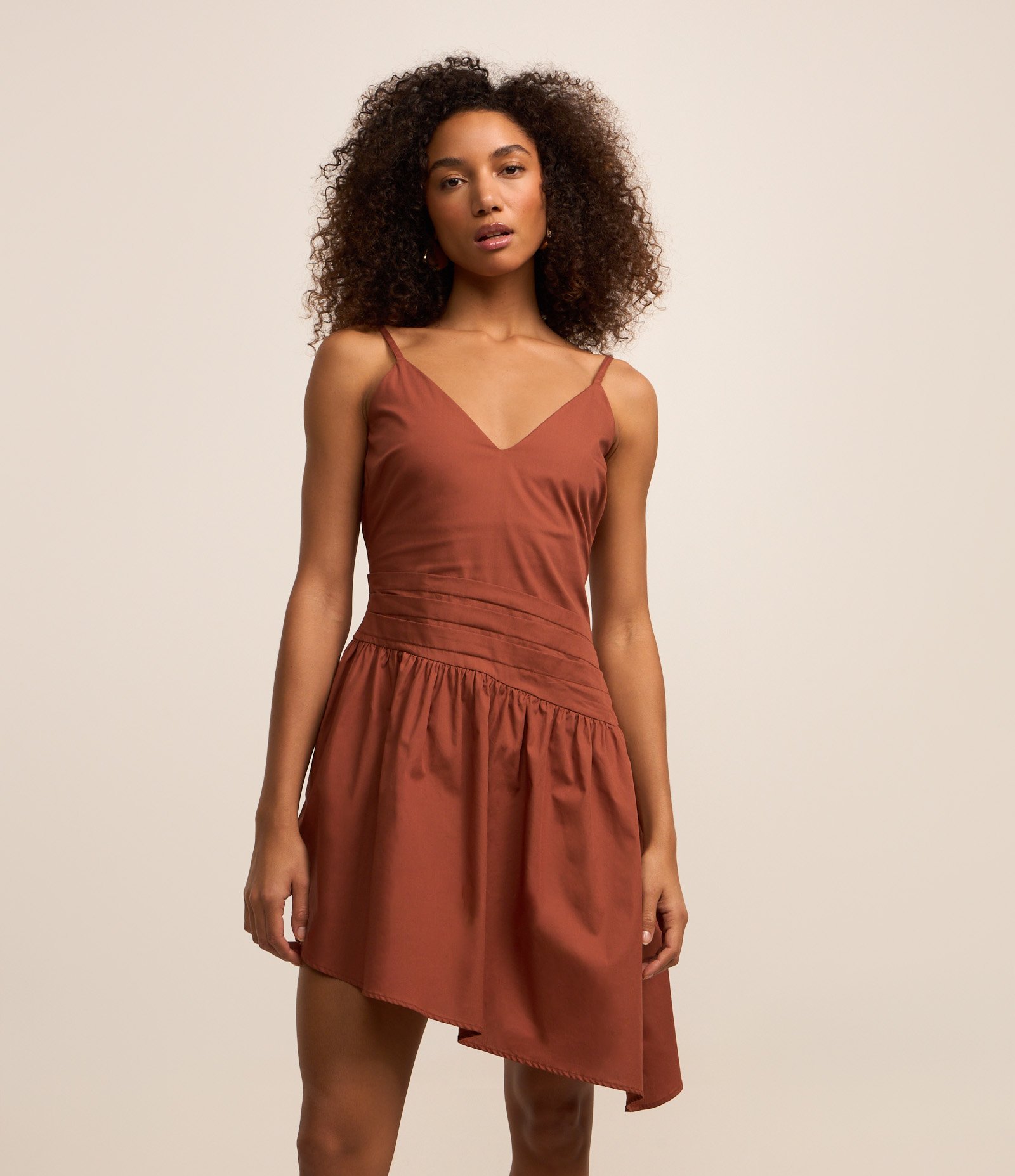 Vestido Curto de Alça em Tricoline com Barra Assimétrica Marrom 1