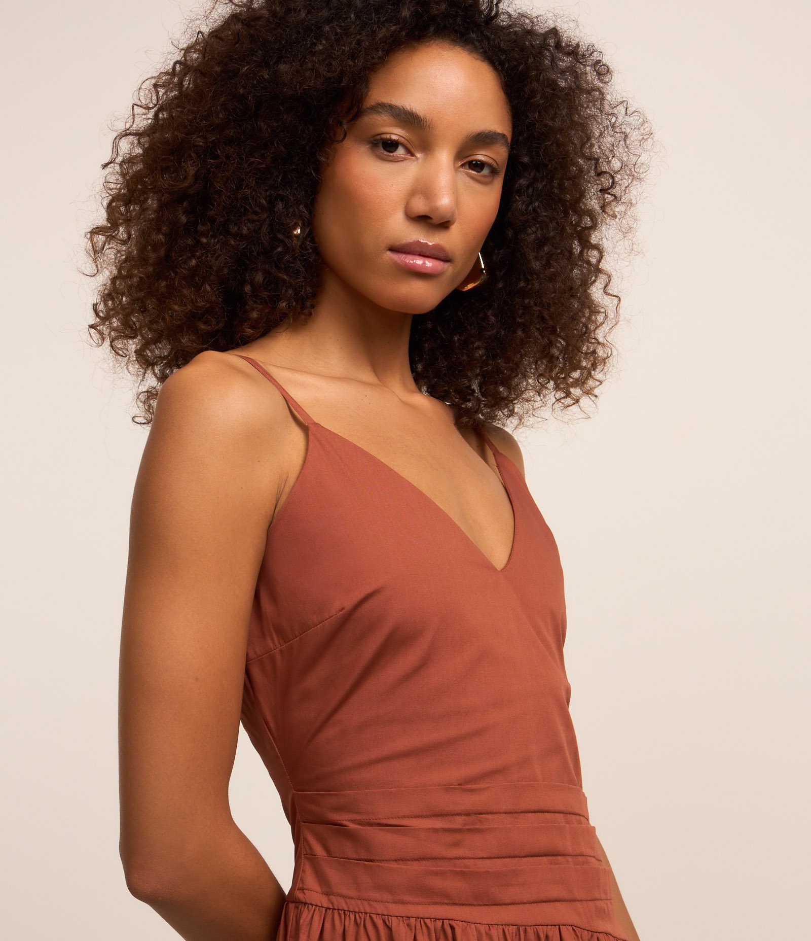 Vestido Curto de Alça em Tricoline com Barra Assimétrica Marrom 2