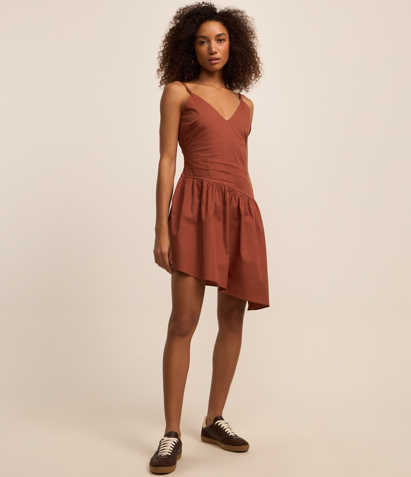 Vestido Curto de Alça em Tricoline com Barra Assimétrica Marrom 3