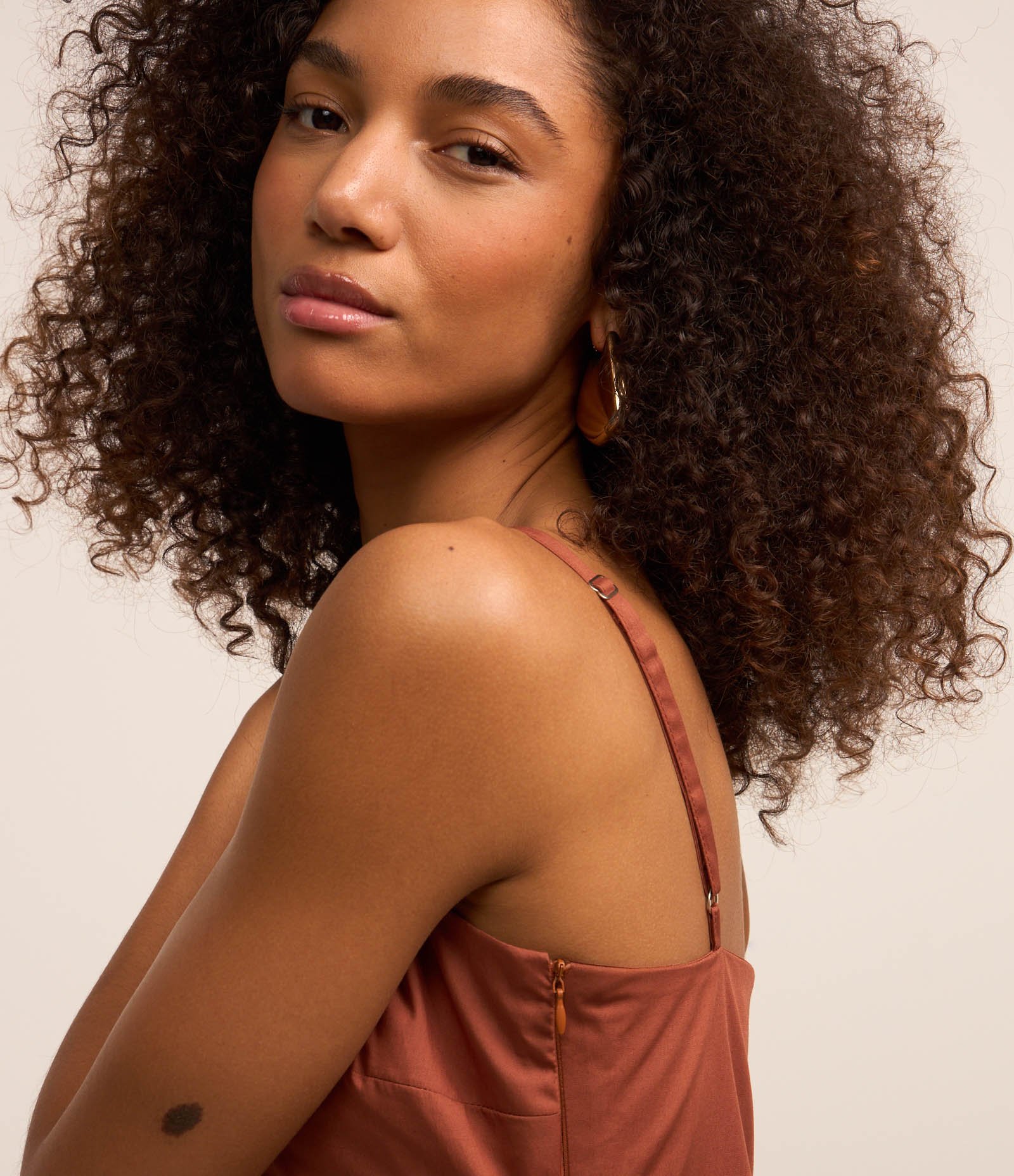 Vestido Curto de Alça em Tricoline com Barra Assimétrica Marrom 4