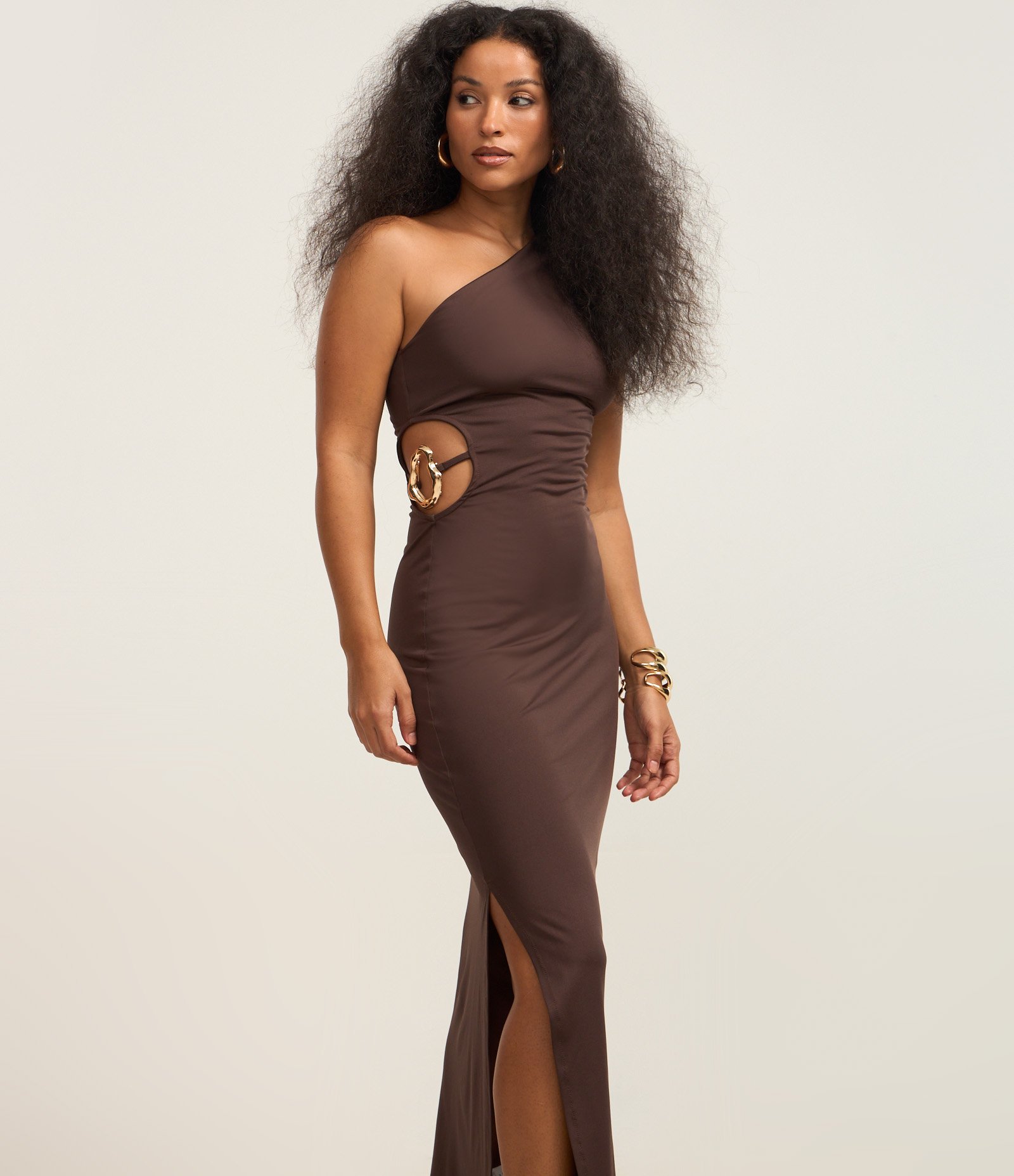 Vestido Midi com Um Ombro Só Assimétrico e Fenda Lateral Marrom 2