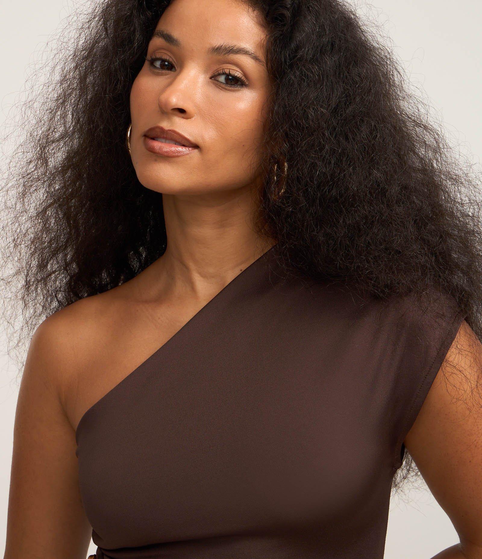 Vestido Midi com Um Ombro Só Assimétrico e Fenda Lateral Marrom 4