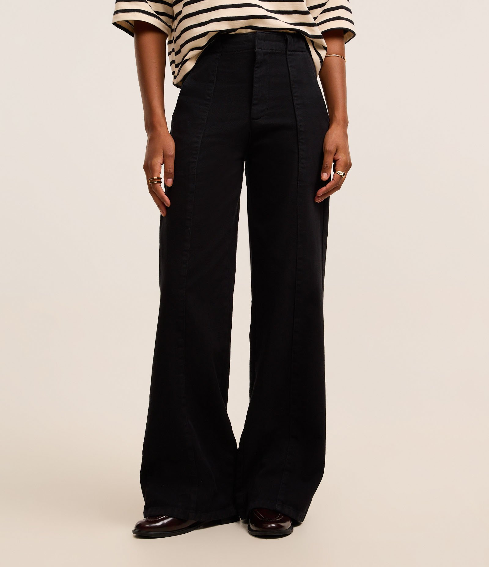 Calça Wide Leg em Sarja com Recortes Preto 3