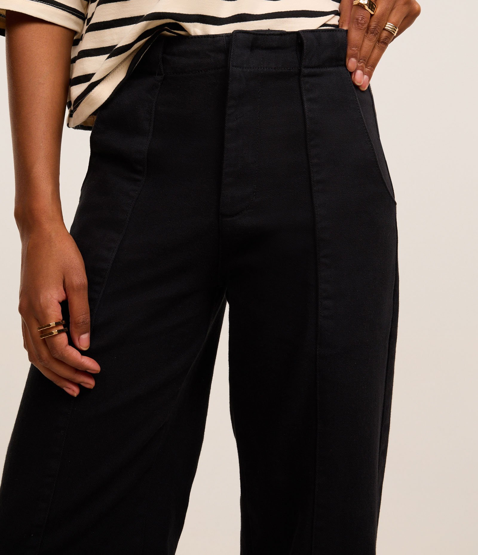 Calça Wide Leg em Sarja com Recortes Preto 4