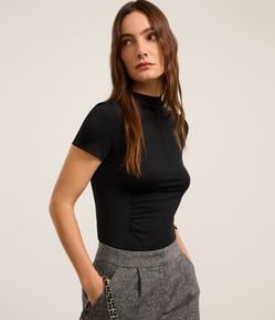 Blusa em Microfibra com Golinha Alta e Franzido