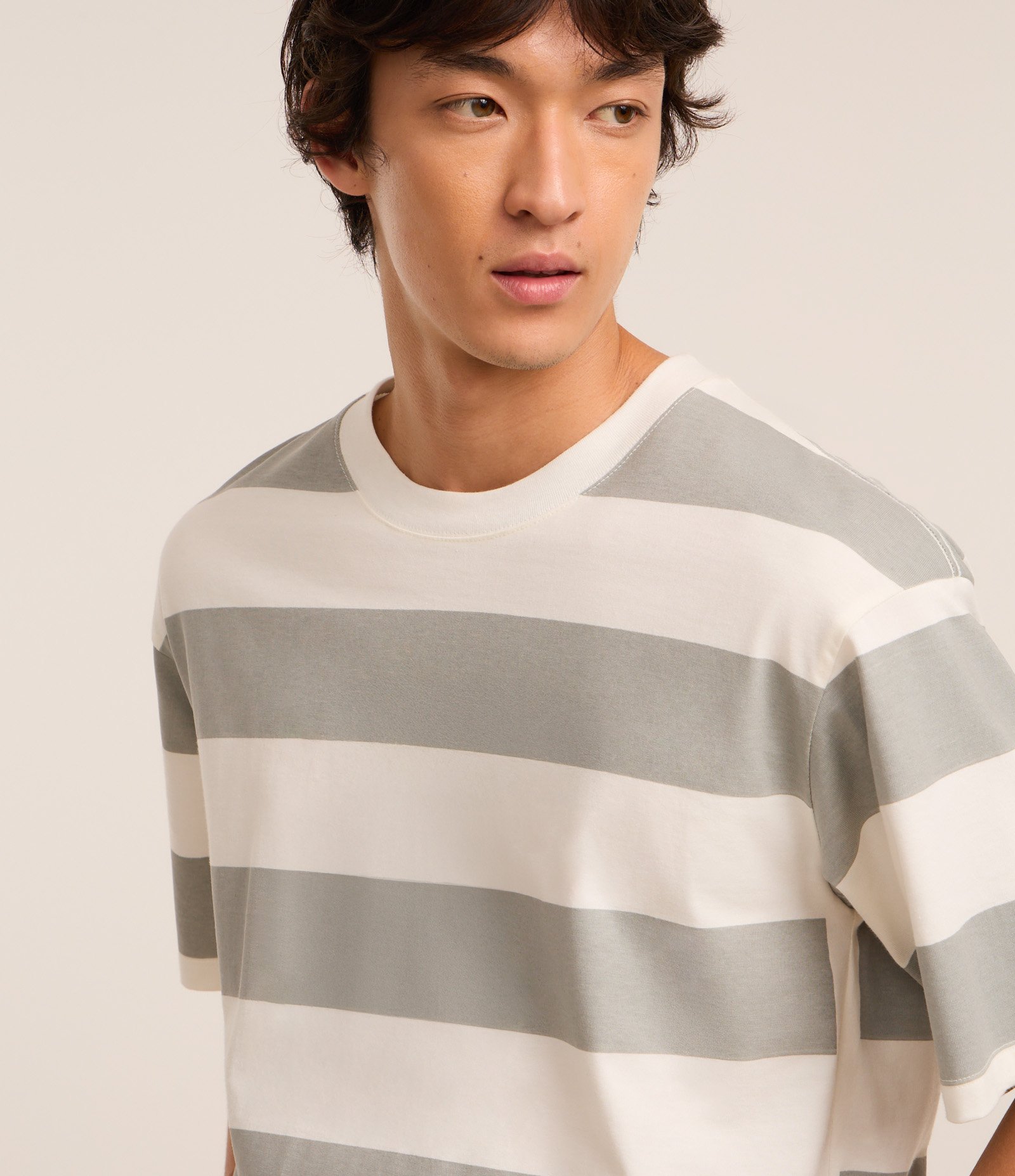 Camiseta Boxy em Algodão com Estampa de Listras Largas Cinza 2