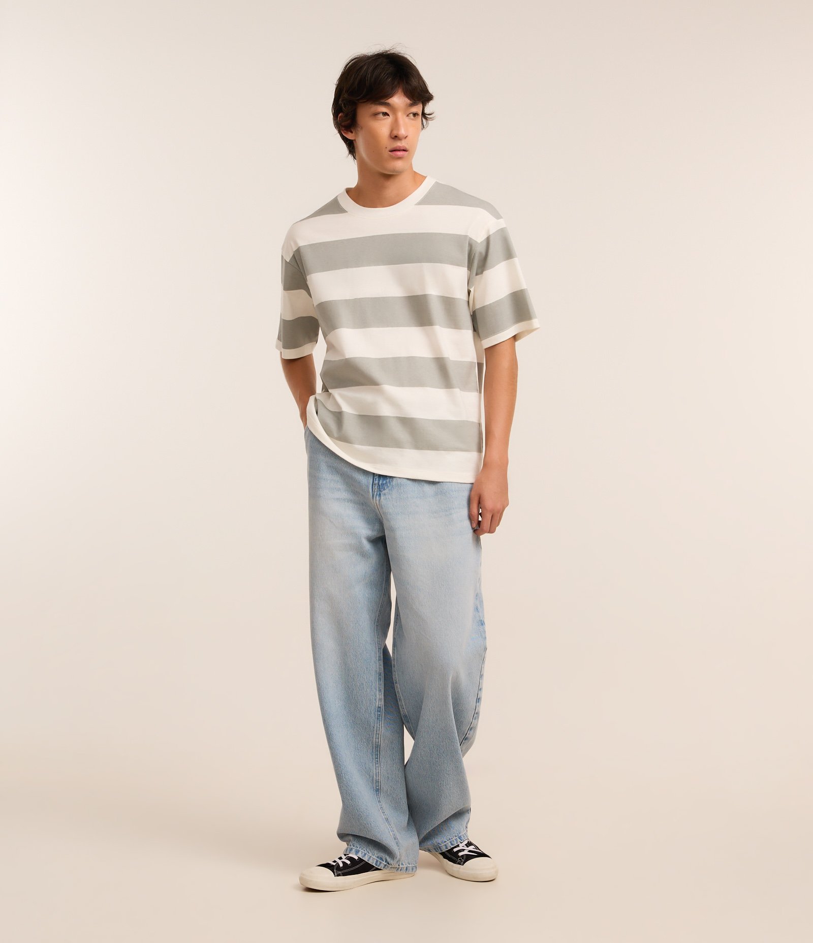 Camiseta Boxy em Algodão com Estampa de Listras Largas Cinza 3