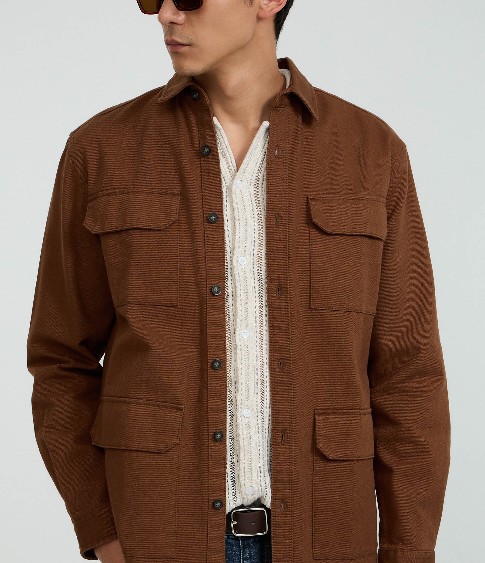 Camisa Regular em Sarja com Bolsos Marrom 5
