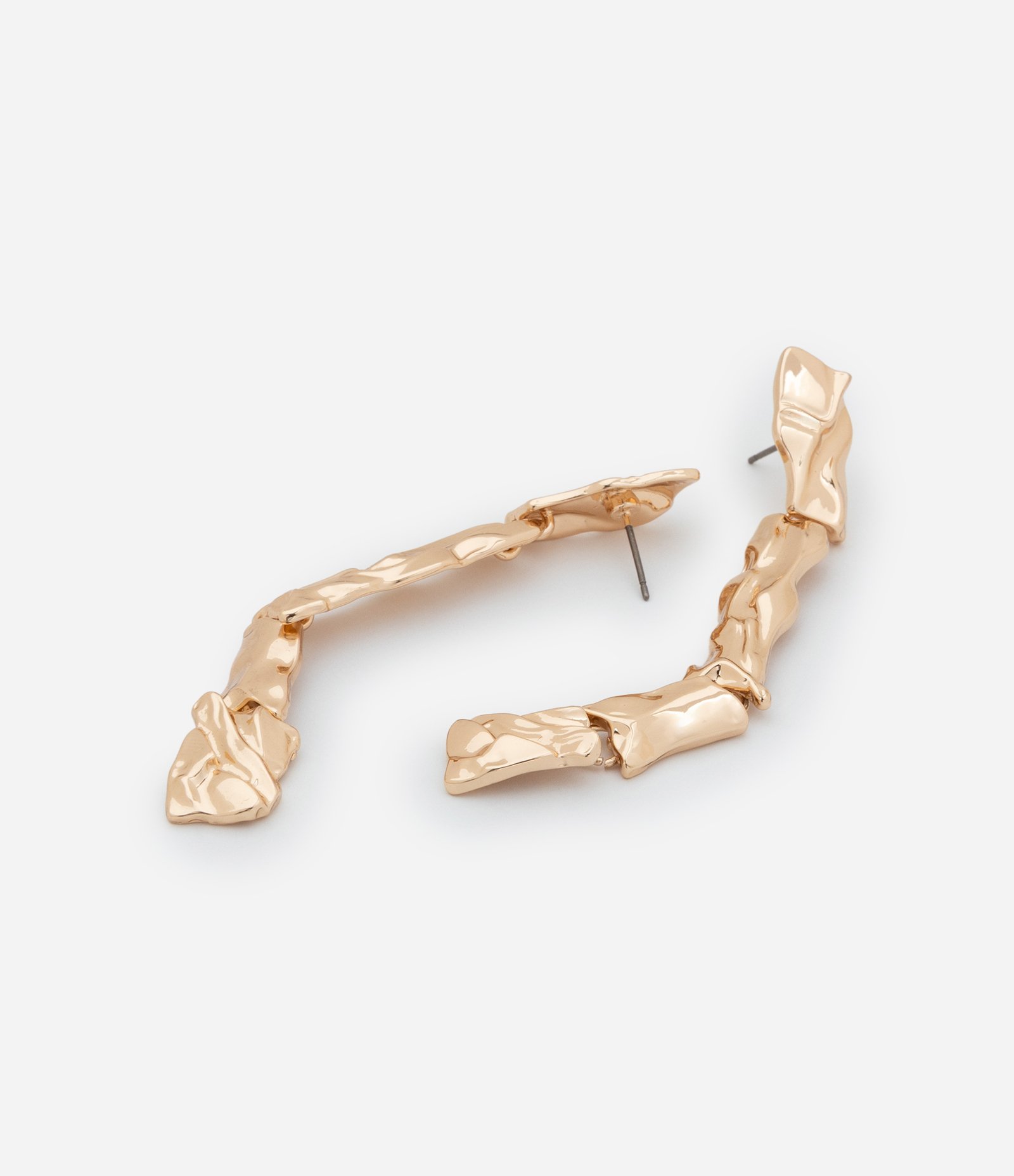 Brinco Fio em Metal Martelado com Formato Orgânico Dourado 3