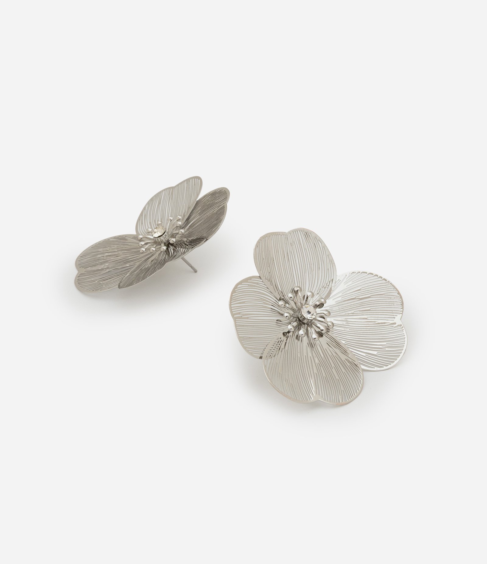 Brinco Botão em Metal com Flor Aramada e Miolo de Strass Prata 2