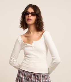 Blusa em Ribana com Decote U e Botões