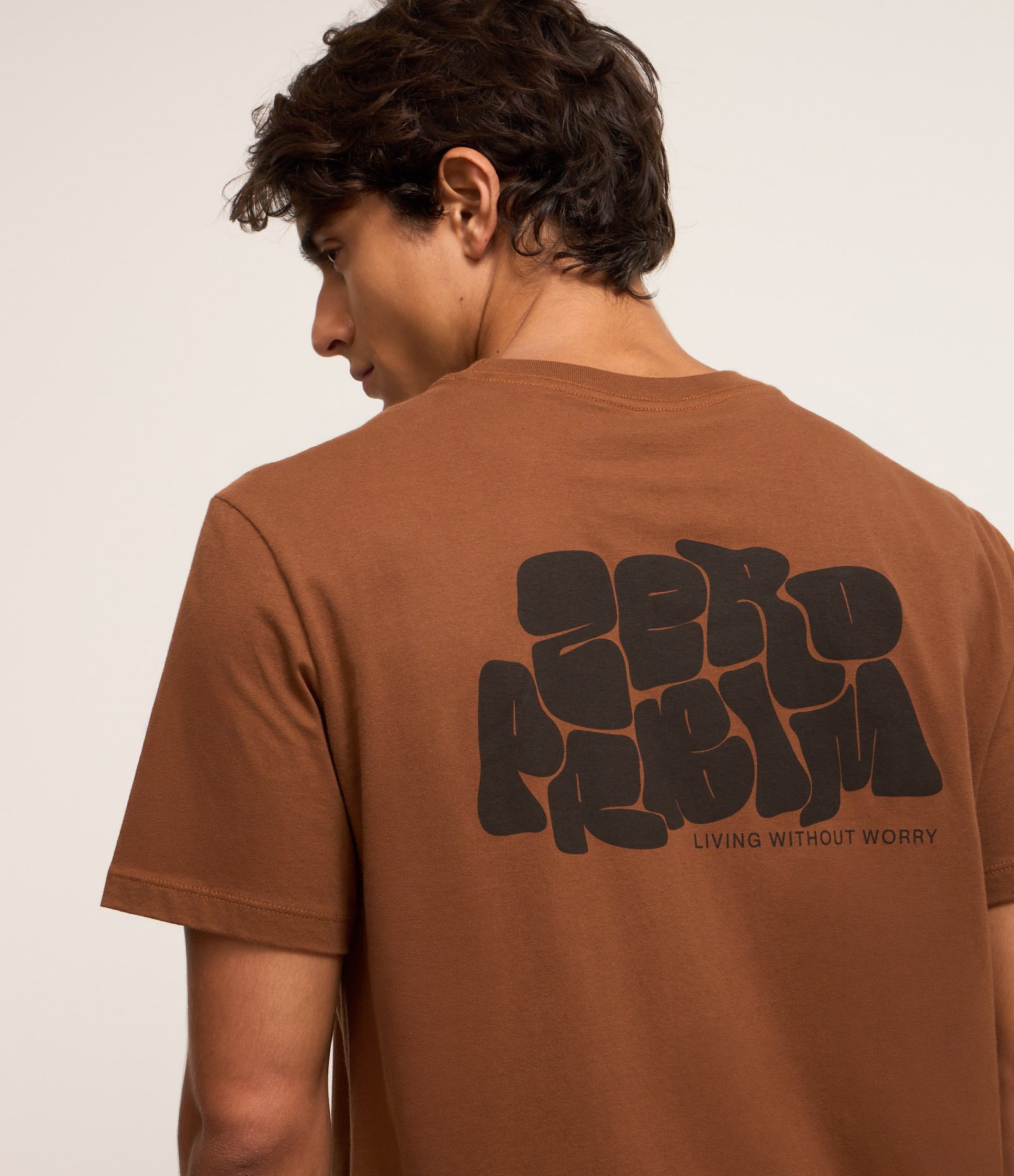 Camiseta Comfort em Malhão com Estampa Zero Problem Marrom 3