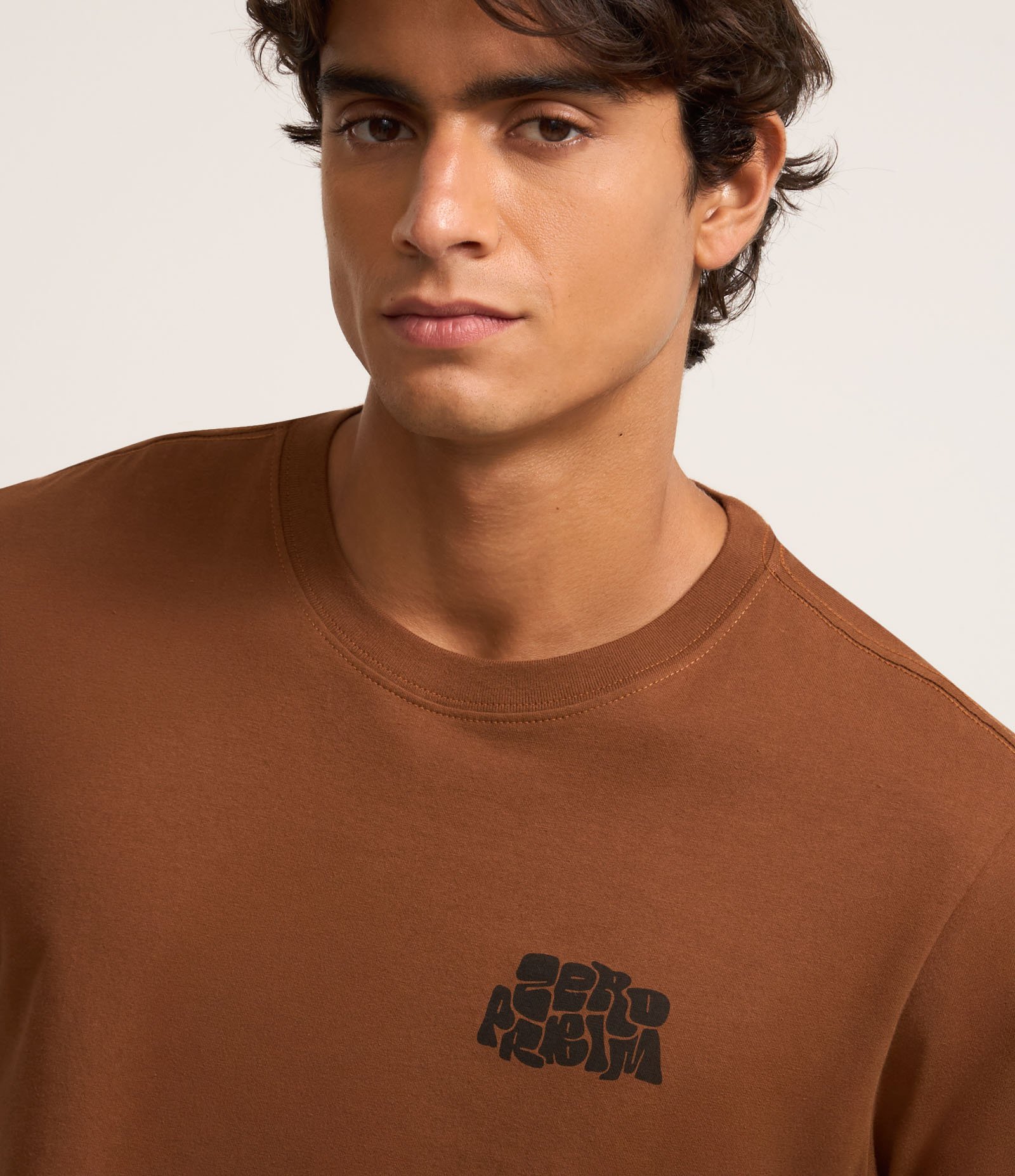 Camiseta Comfort em Malhão com Estampa Zero Problem Marrom 4