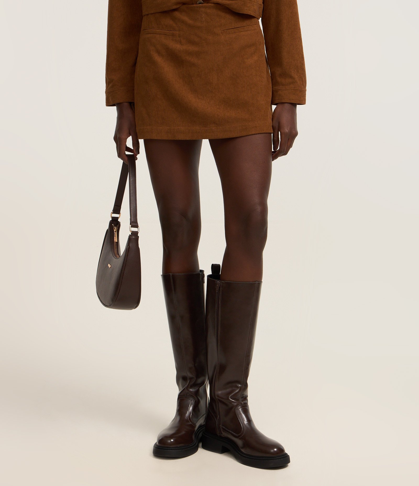Short Saia Curto e Canelado em Veludo Cotelê Marrom 3