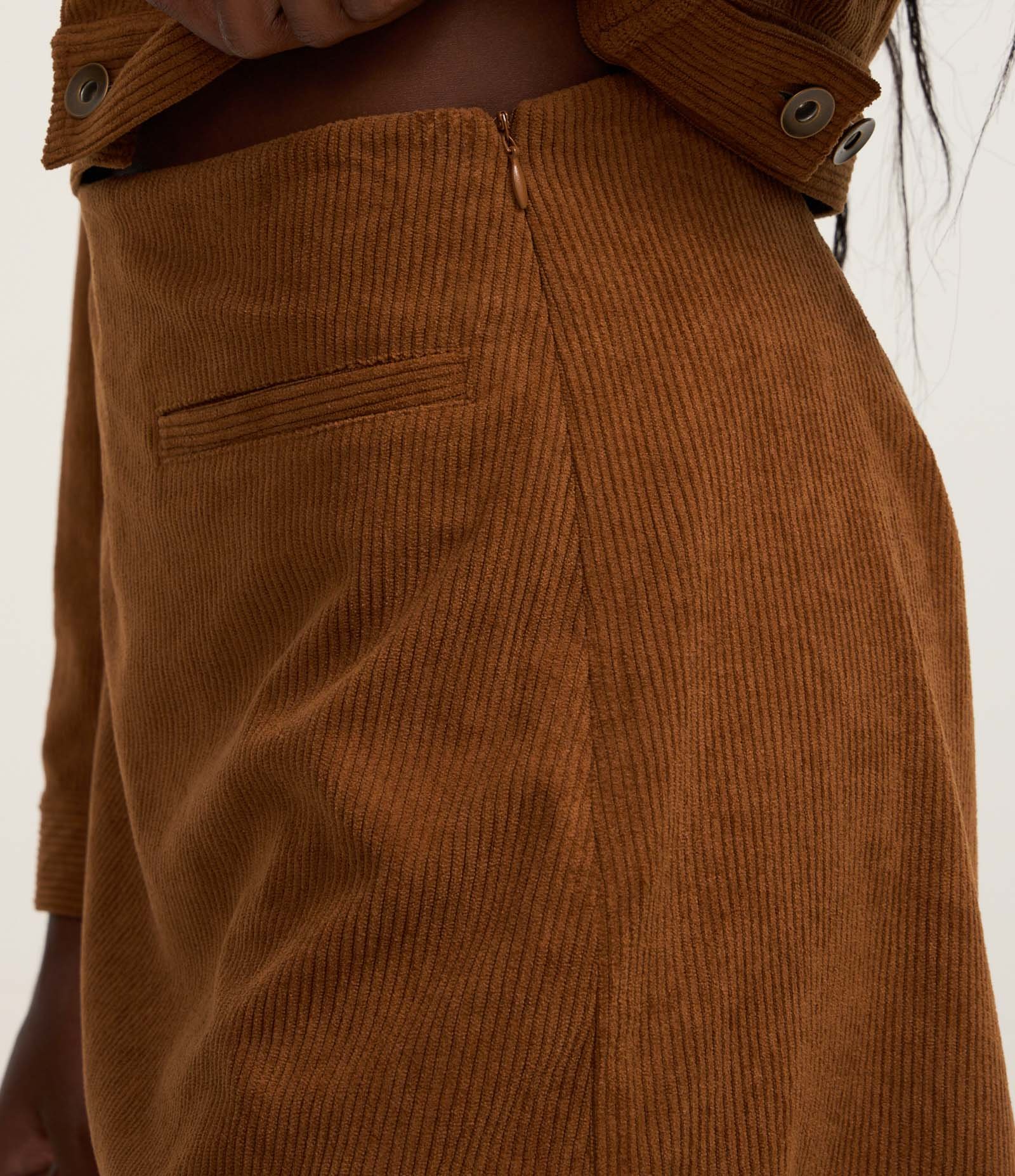 Short Saia Curto e Canelado em Veludo Cotelê Marrom 4