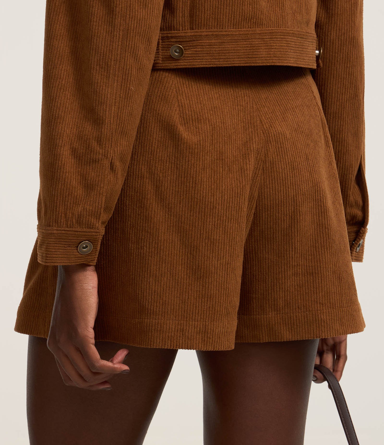 Short Saia Curto e Canelado em Veludo Cotelê Marrom 5