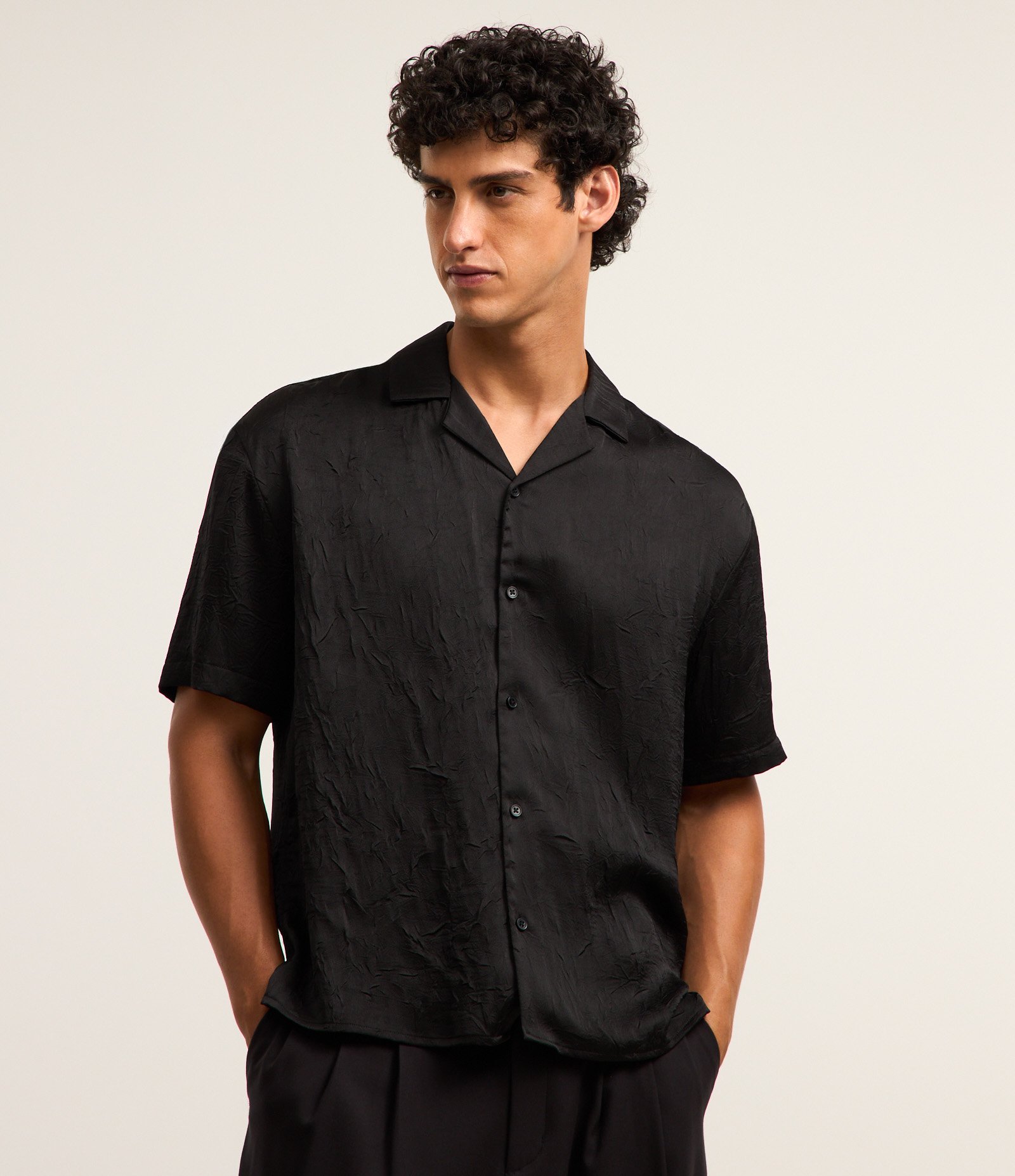 Camisa Boxy com Gola Lapela e Efeito Acetinado Preto 1