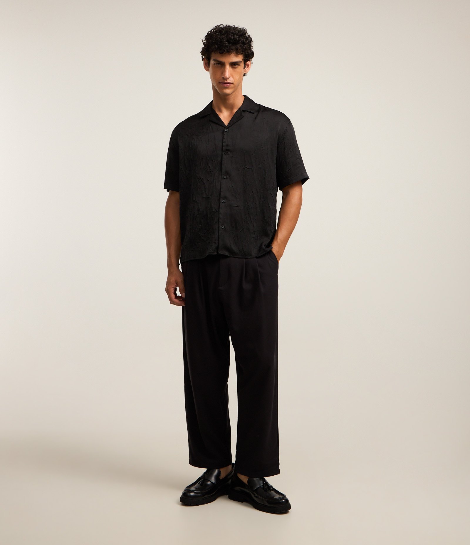 Camisa Boxy com Gola Lapela e Efeito Acetinado Preto 2