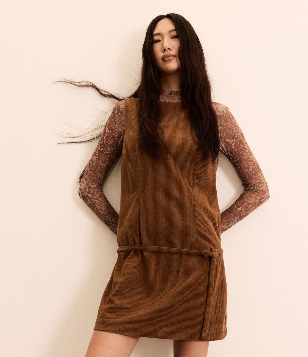 Vestido em Veludo Cotelê com Cinto Marrom