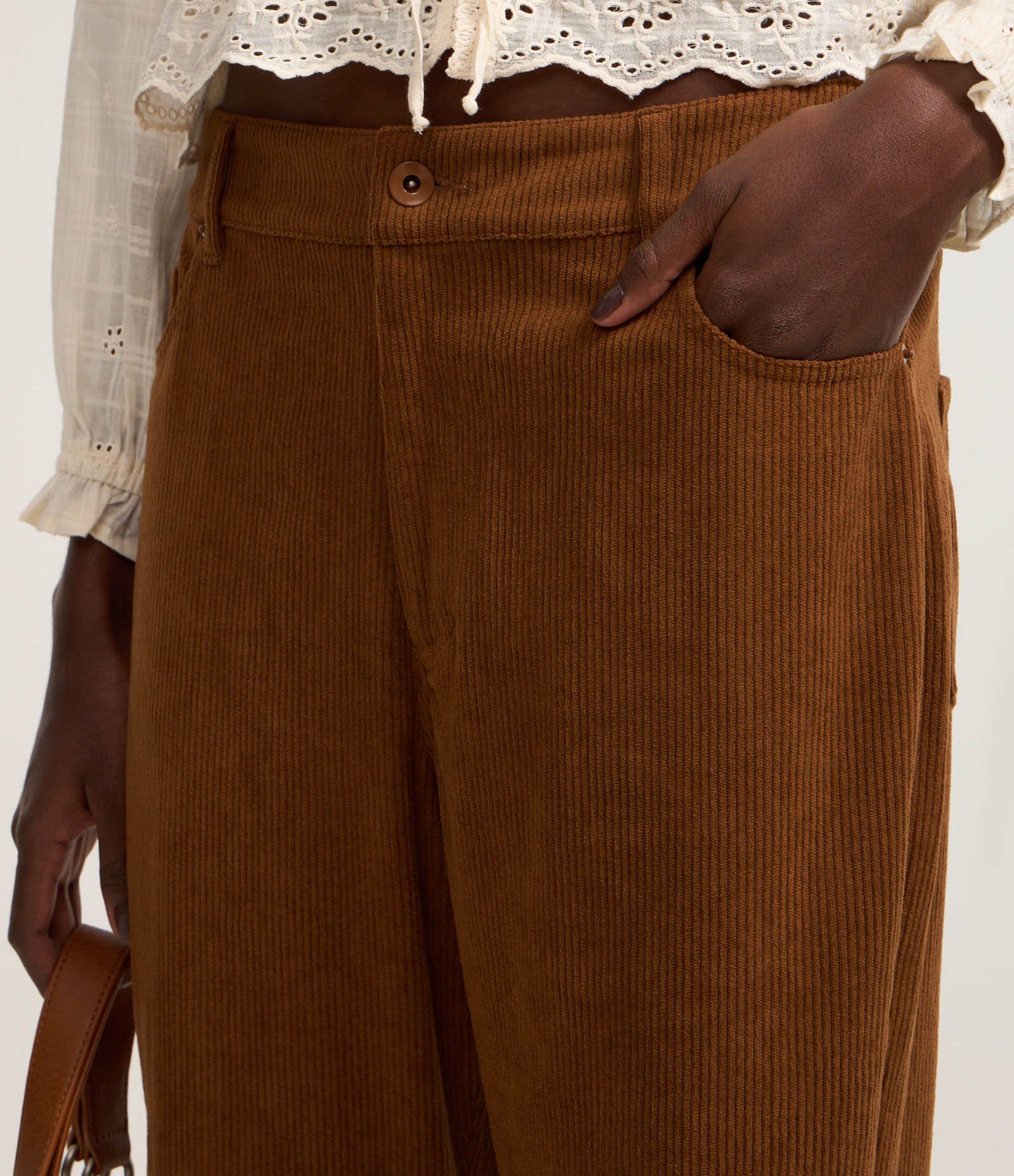 Calça Flare em Veludo Cotele Marrom 3