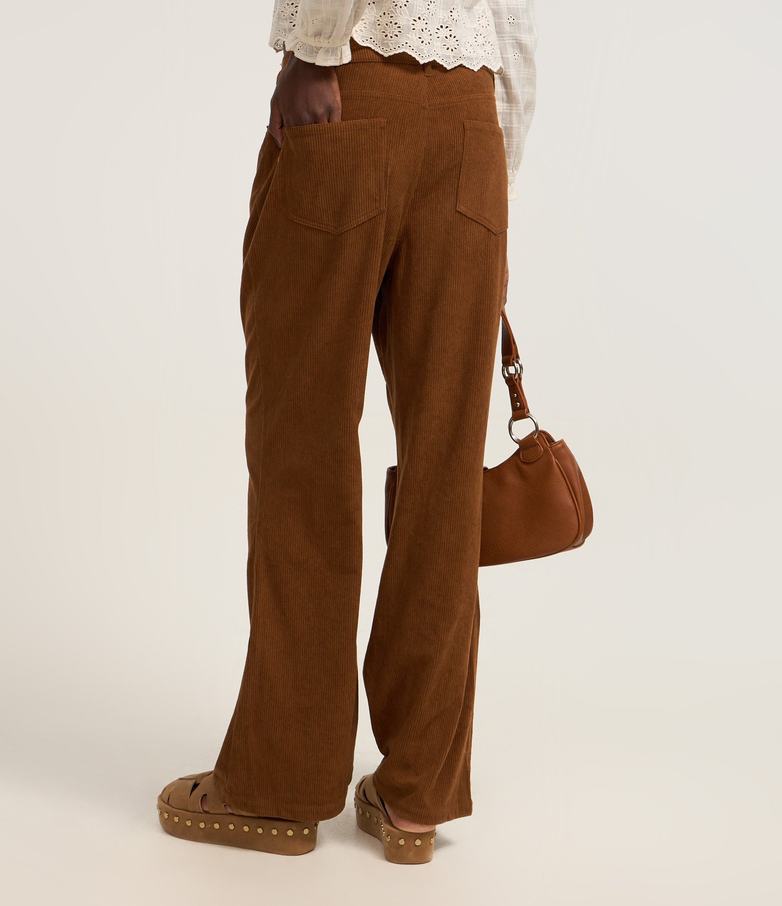 Calça Flare em Veludo Cotele Marrom 4