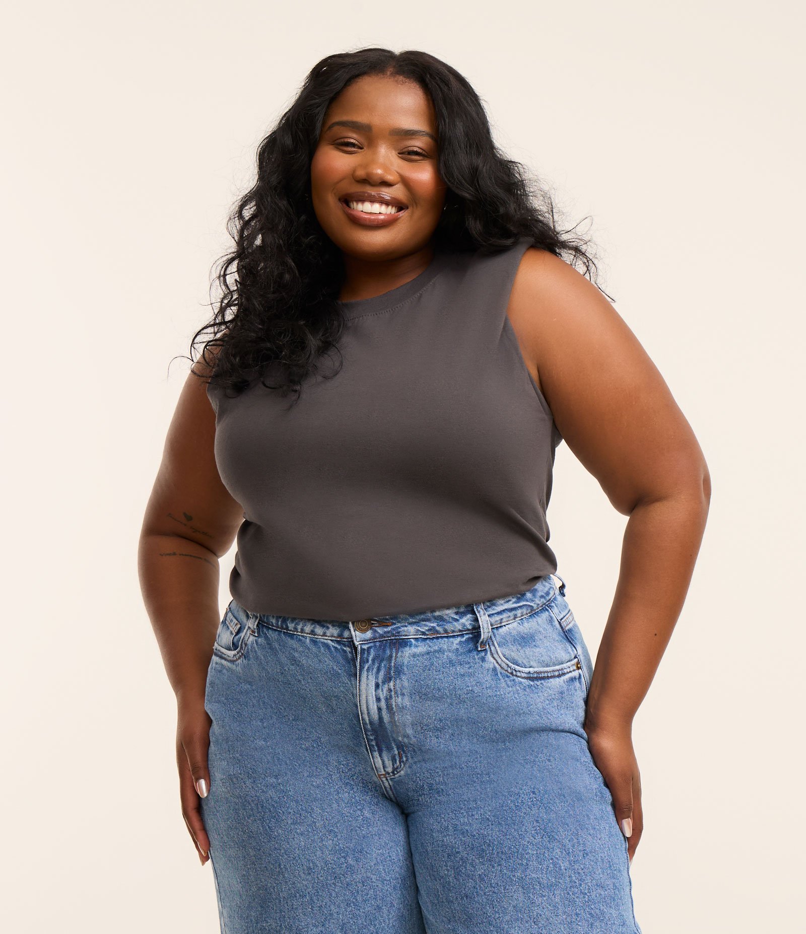 Blusa Muscle Tee em Algodão Curve & Plus Size Cinza 1