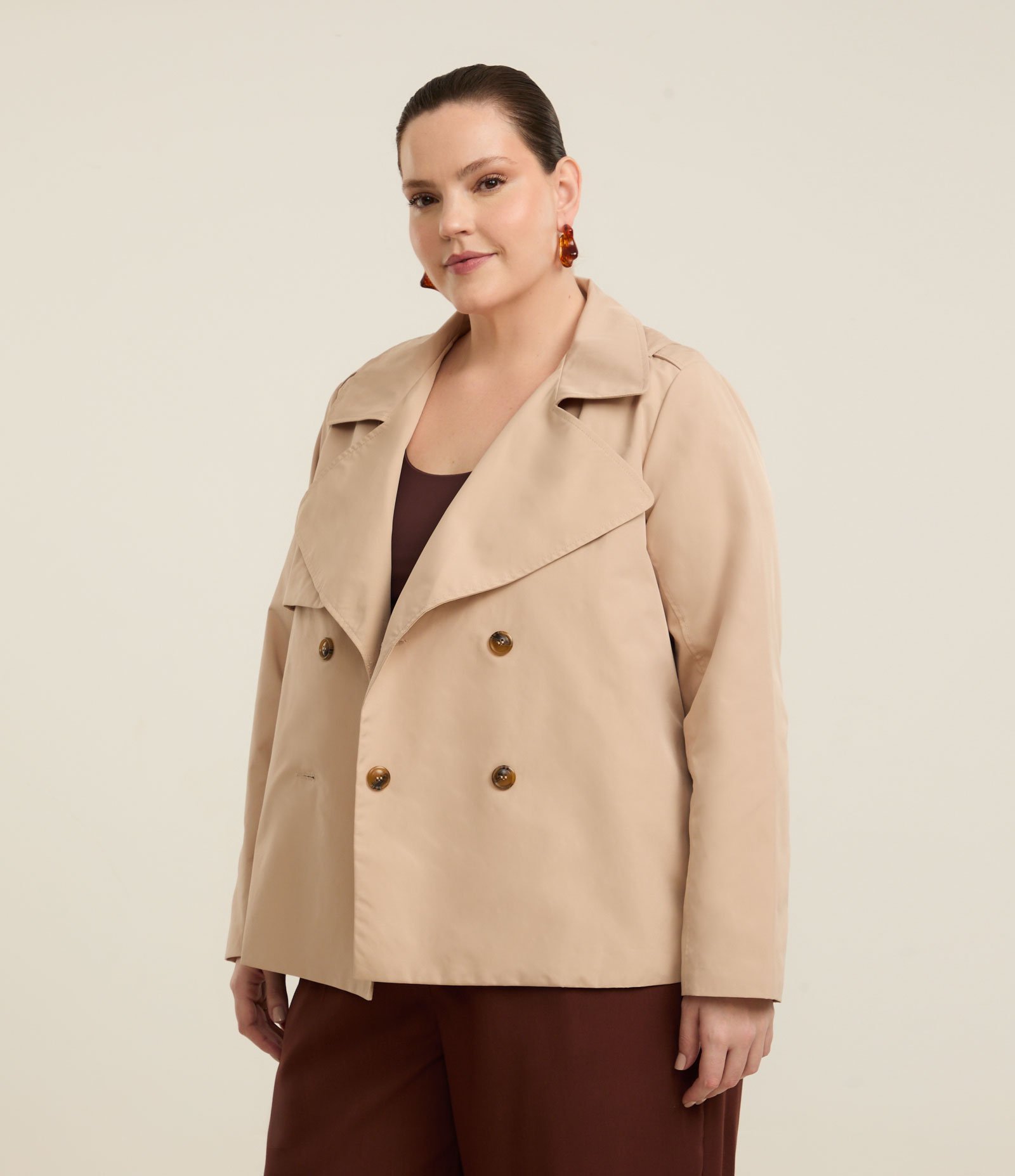 Jaqueta Trench Coat Cropped em Gabardine com Botões Curve & Plus Size Bege 2