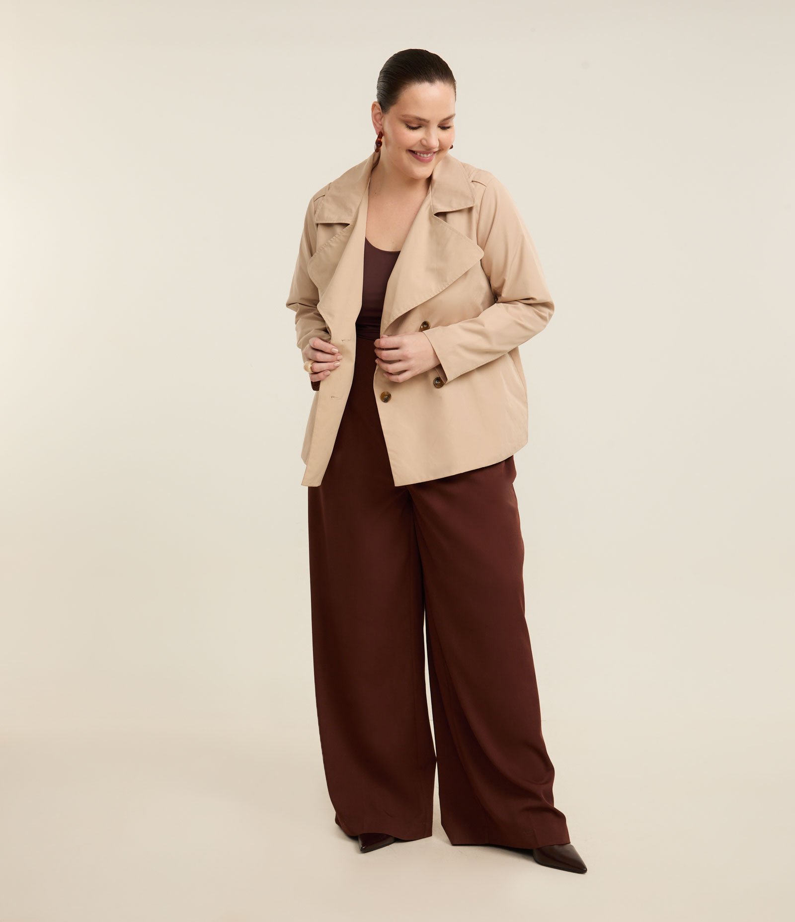 Jaqueta Trench Coat Cropped em Gabardine com Botões Curve & Plus Size Bege 3