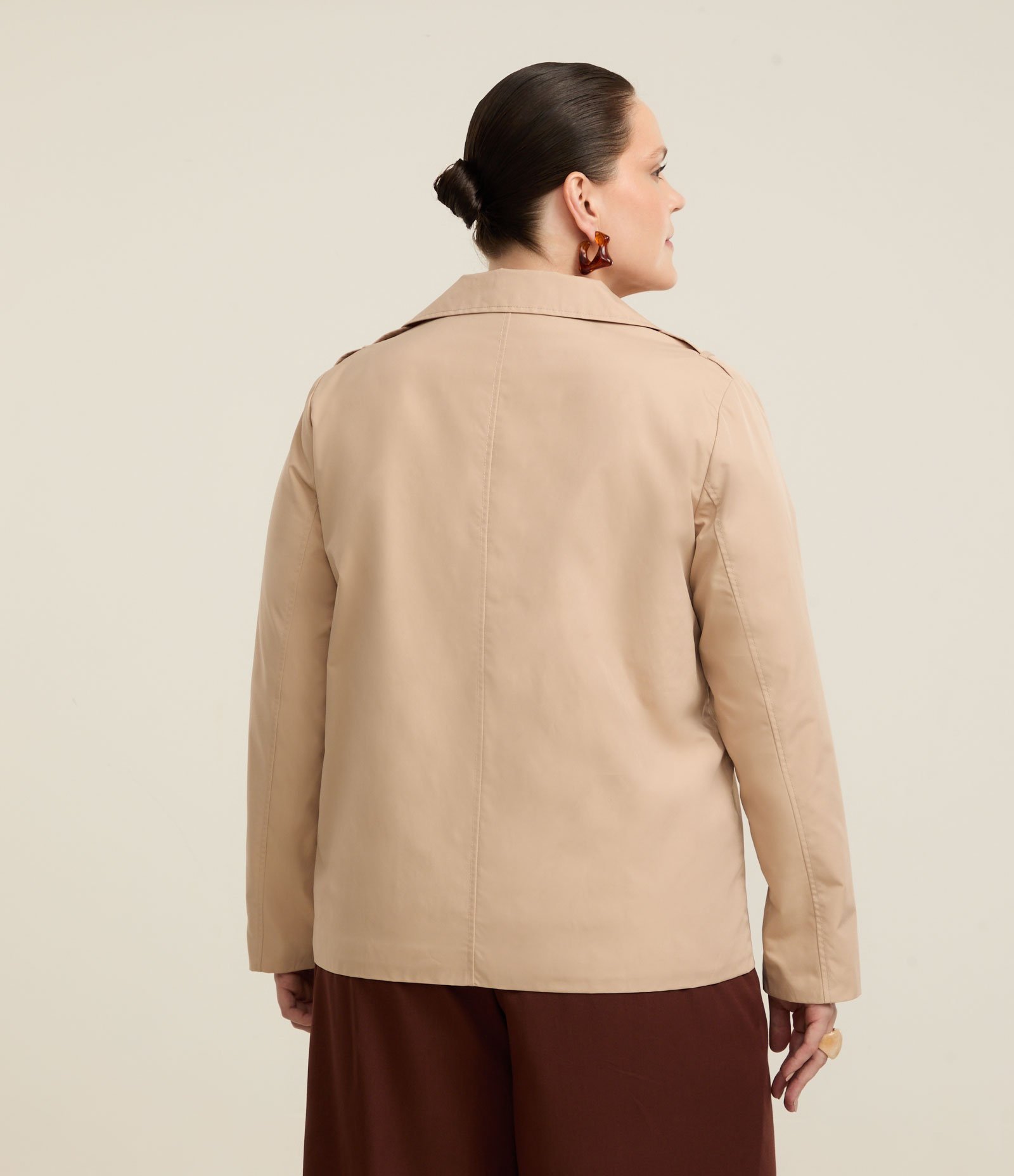 Jaqueta Trench Coat Cropped em Gabardine com Botões Curve & Plus Size Bege 4