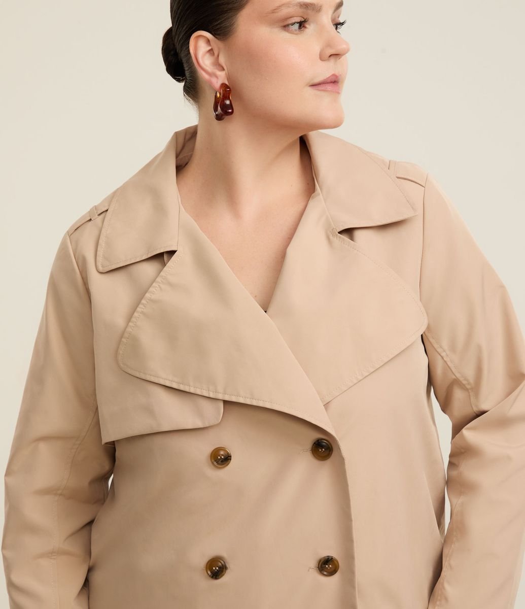 Jaqueta Trench Coat Cropped em Gabardine com Botões Curve & Plus