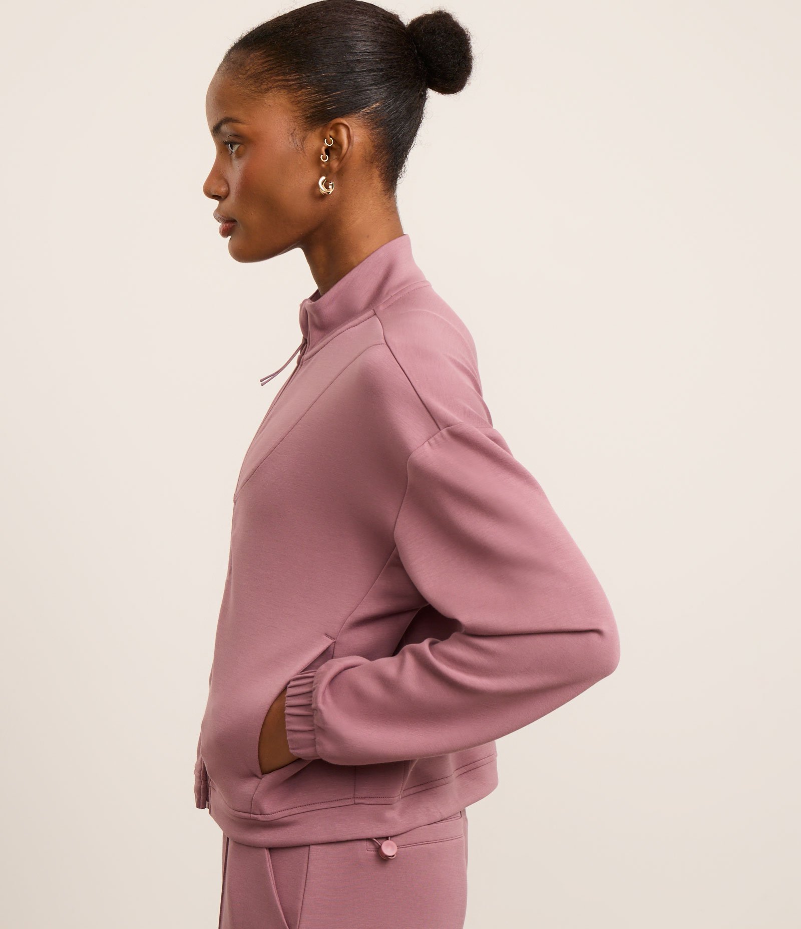 Jaqueta Esportiva em Viscose com Gola Alta e Ajuste na Barra Roxo 1