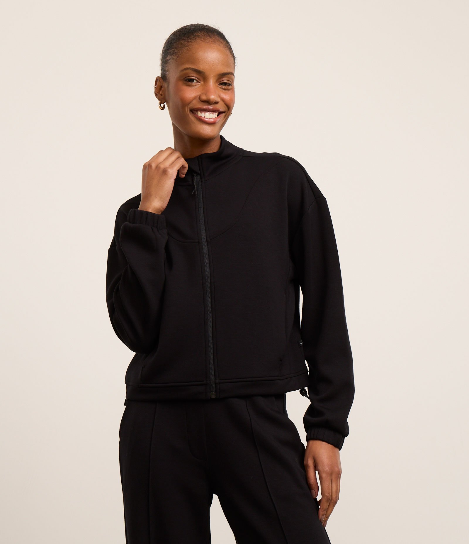 Jaqueta Esportiva em Viscose com Gola Alta e Ajuste na Barra Preto 1