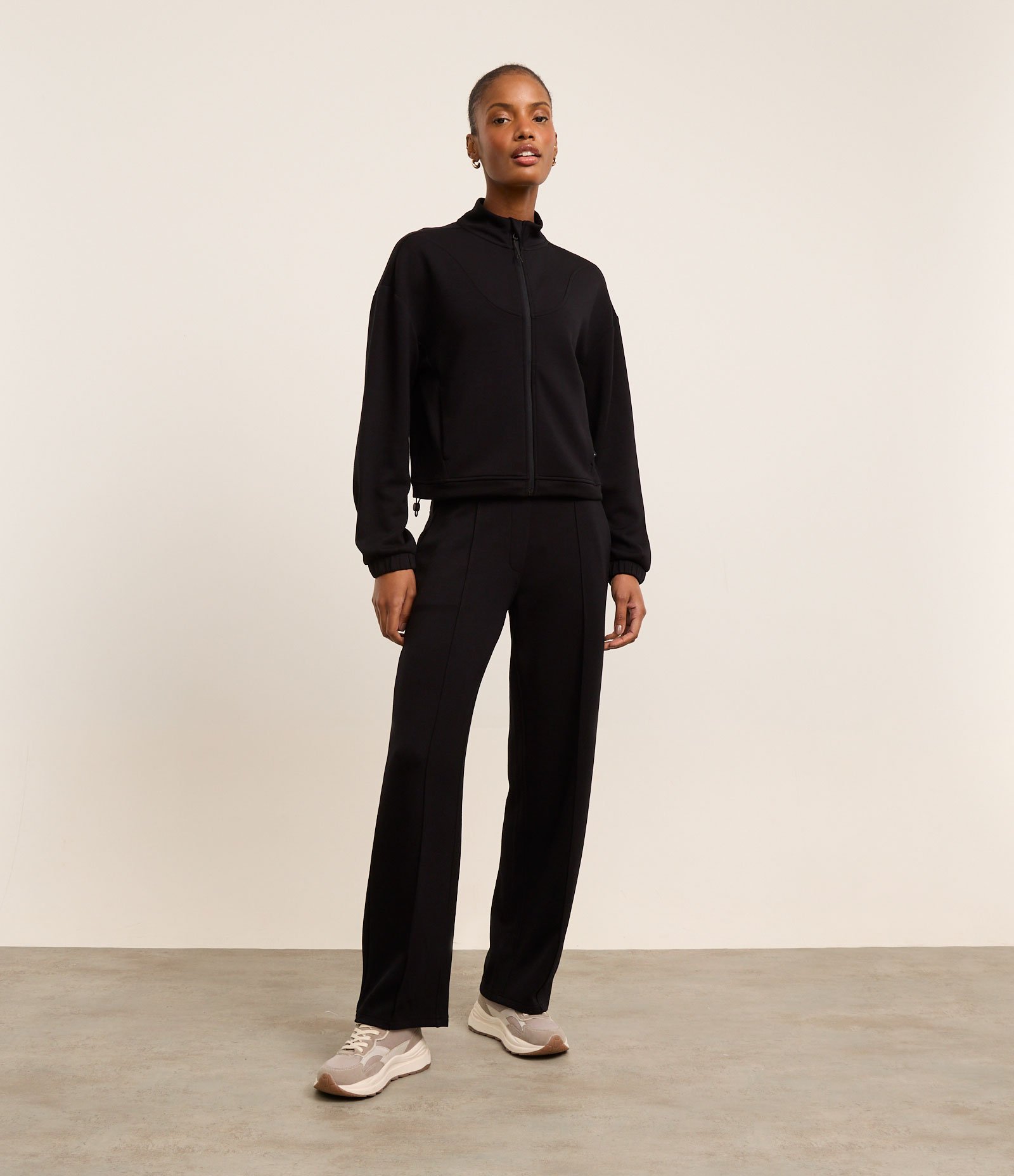 Jaqueta Esportiva em Viscose com Gola Alta e Ajuste na Barra Preto 2