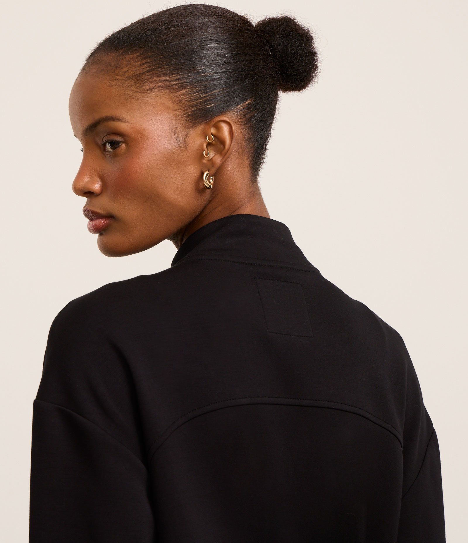 Jaqueta Esportiva em Viscose com Gola Alta e Ajuste na Barra Preto 3