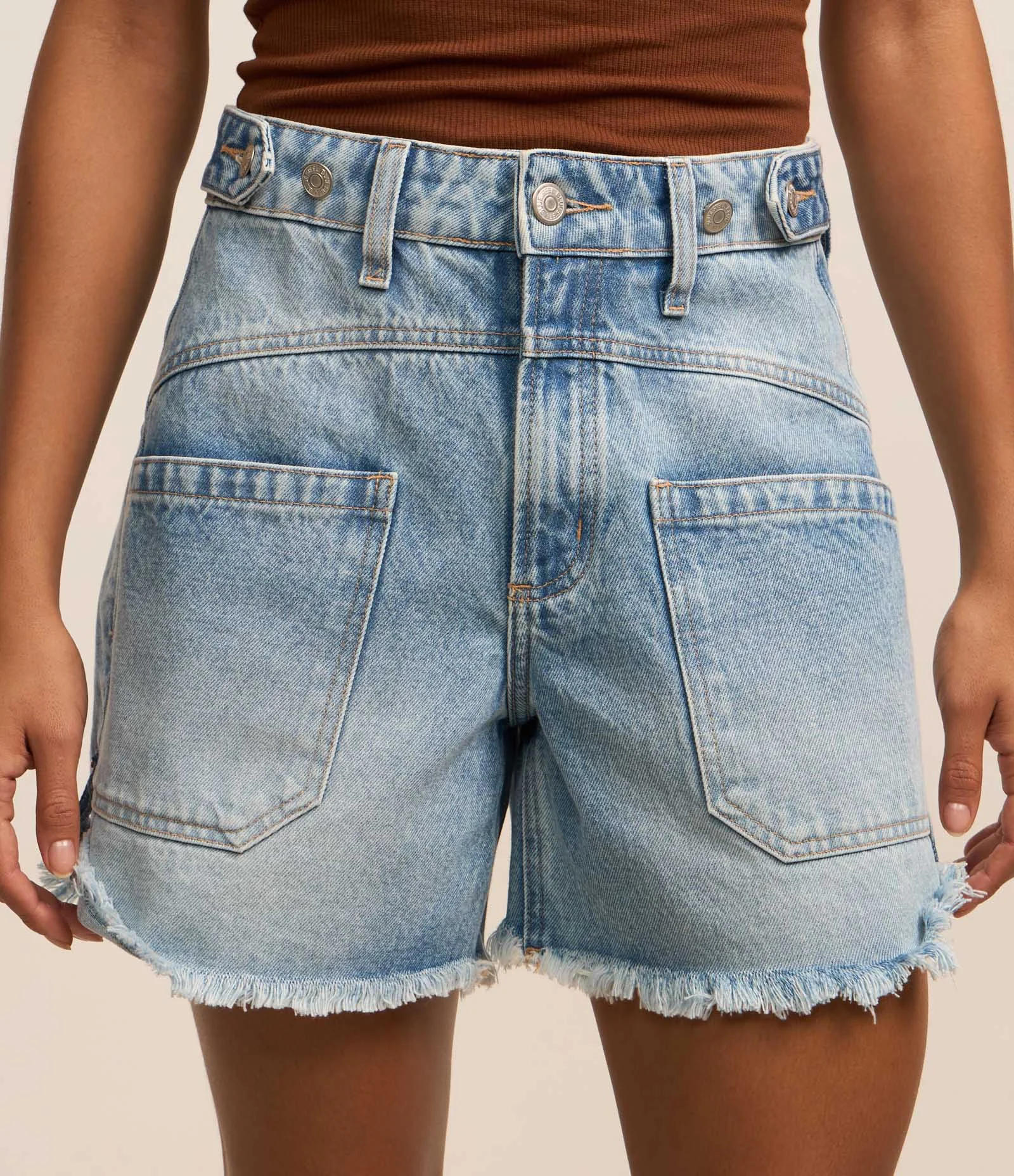 Short em Jeans com Faixa no Cós e Barra Desfeita Azul 2