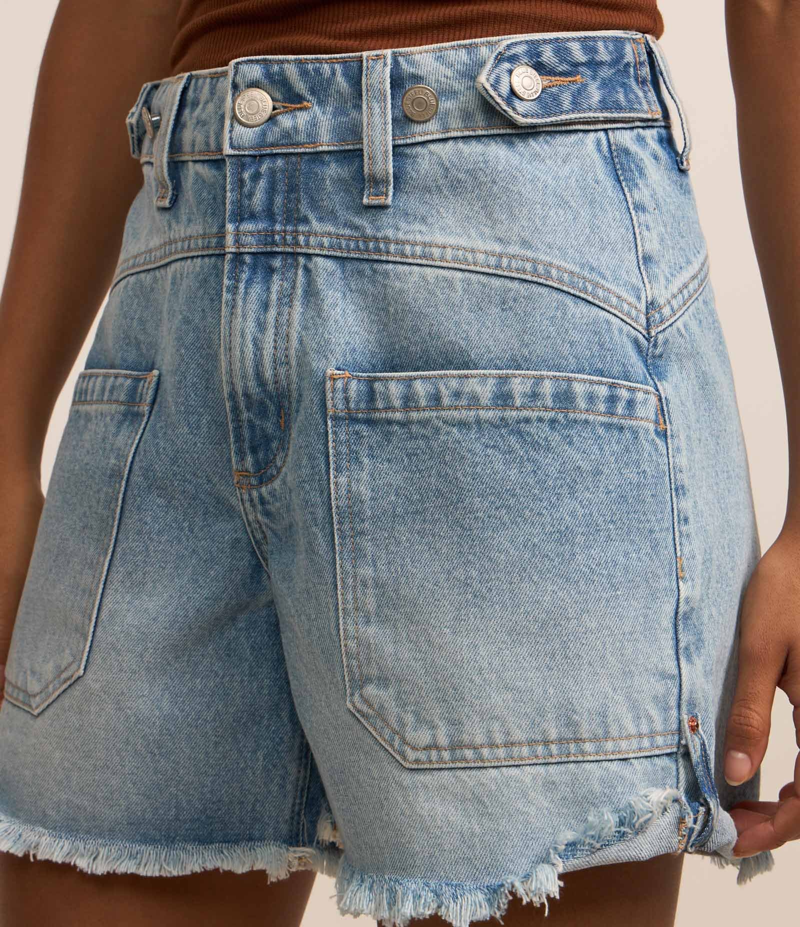 Short em Jeans com Faixa no Cós e Barra Desfeita Azul 4