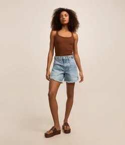 Short em Jeans com Faixa no Cós e Barra Desfeita