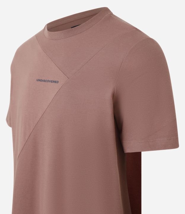 Camiseta em Algodão com Estampa Lettering Recortes e Textura