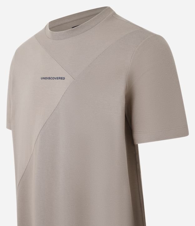 Camiseta em Algodão com Estampa Lettering Recortes e Textura