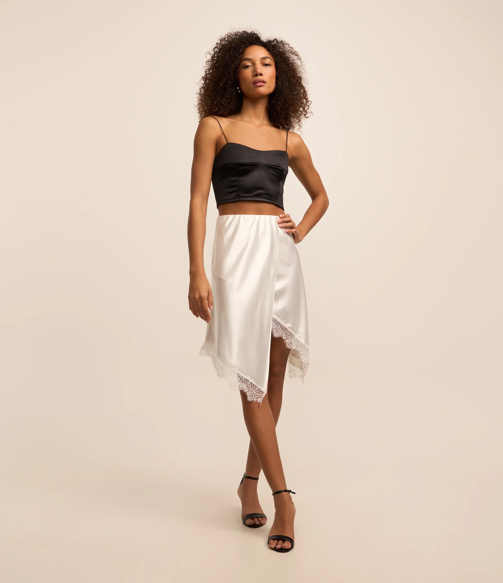 Saia Curta em Cetim com Renda na Barra Assimétrica Prata 1