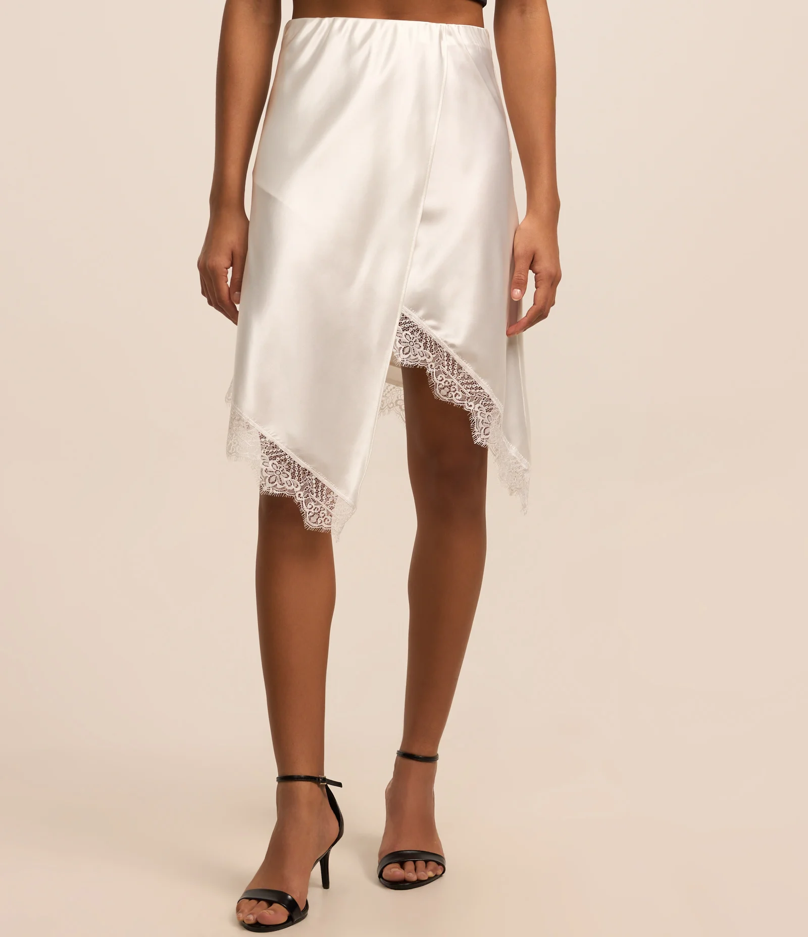 Saia Curta em Cetim com Renda na Barra Assimétrica Prata 2