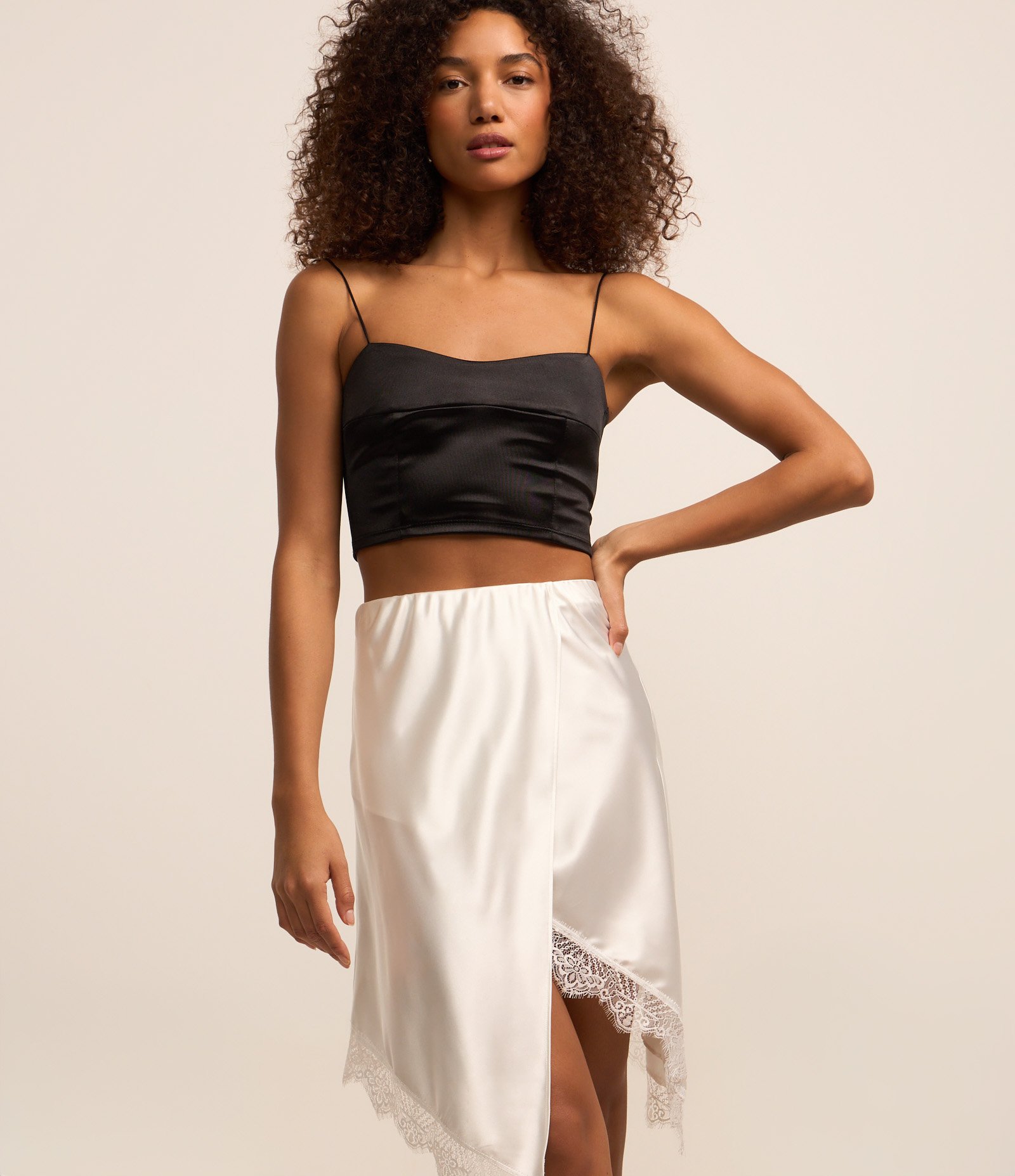 Saia Curta em Cetim com Renda na Barra Assimétrica Prata 3