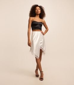 Saia Curta em Cetim com Renda na Barra Assimétrica