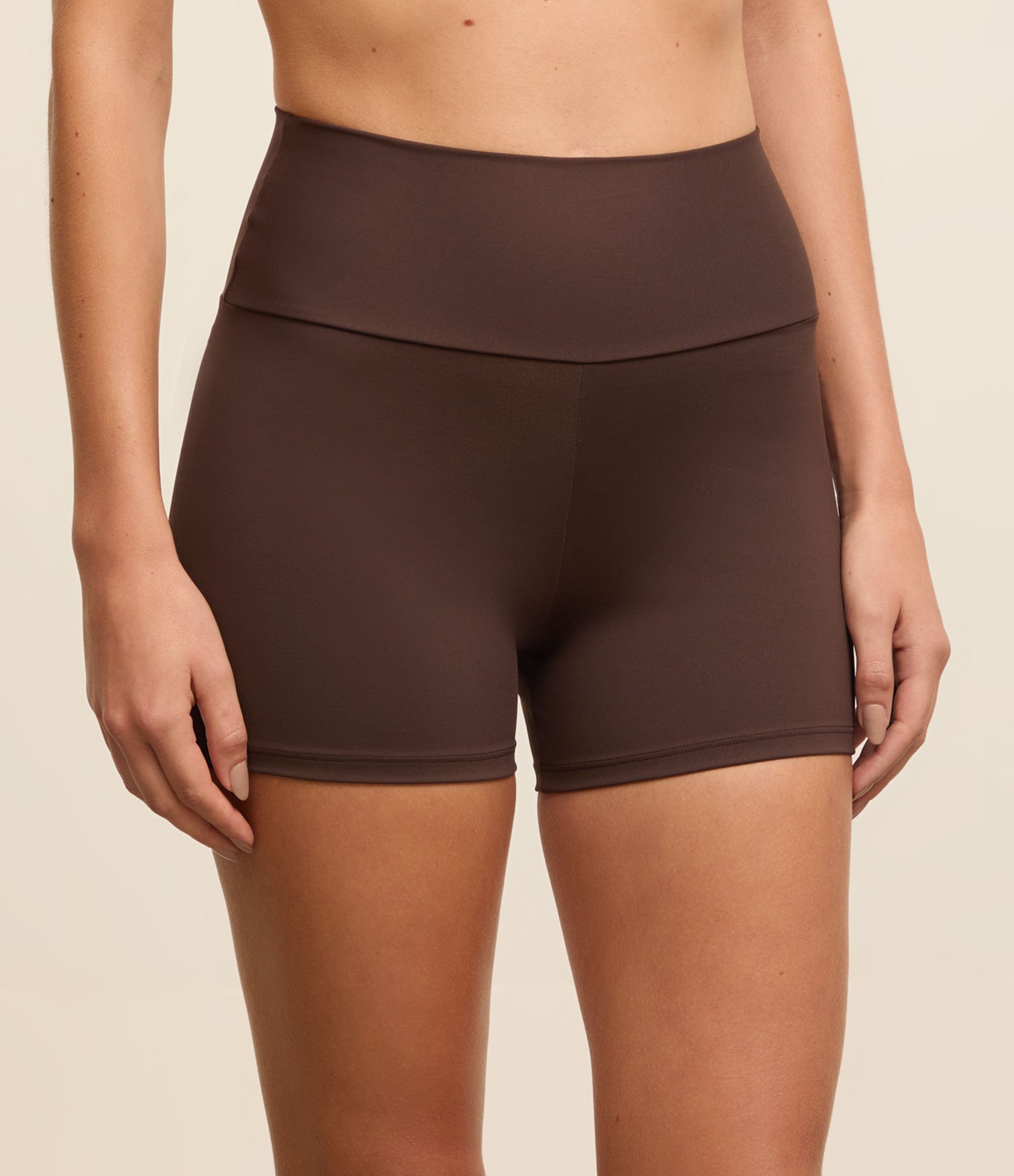 Bermuda Esportiva em Microfibra com Cóa Alto Marrom 2