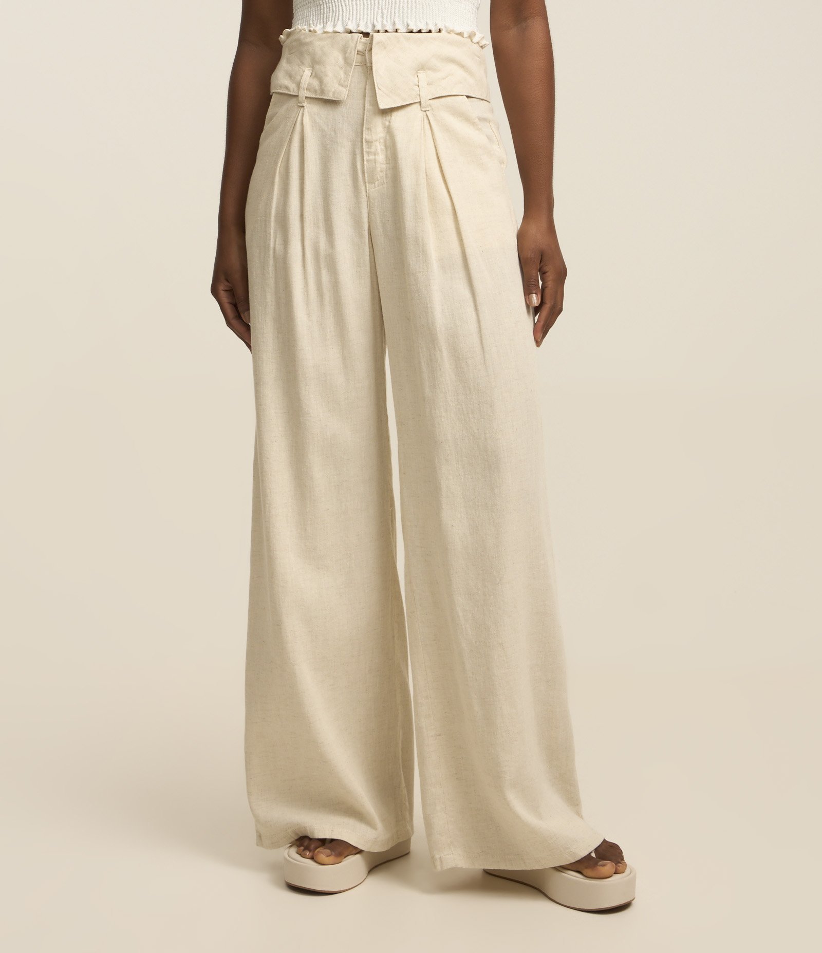 Calça Reta em Jeans Cós com Lapela Pregas e Bolso Faca Off White 2