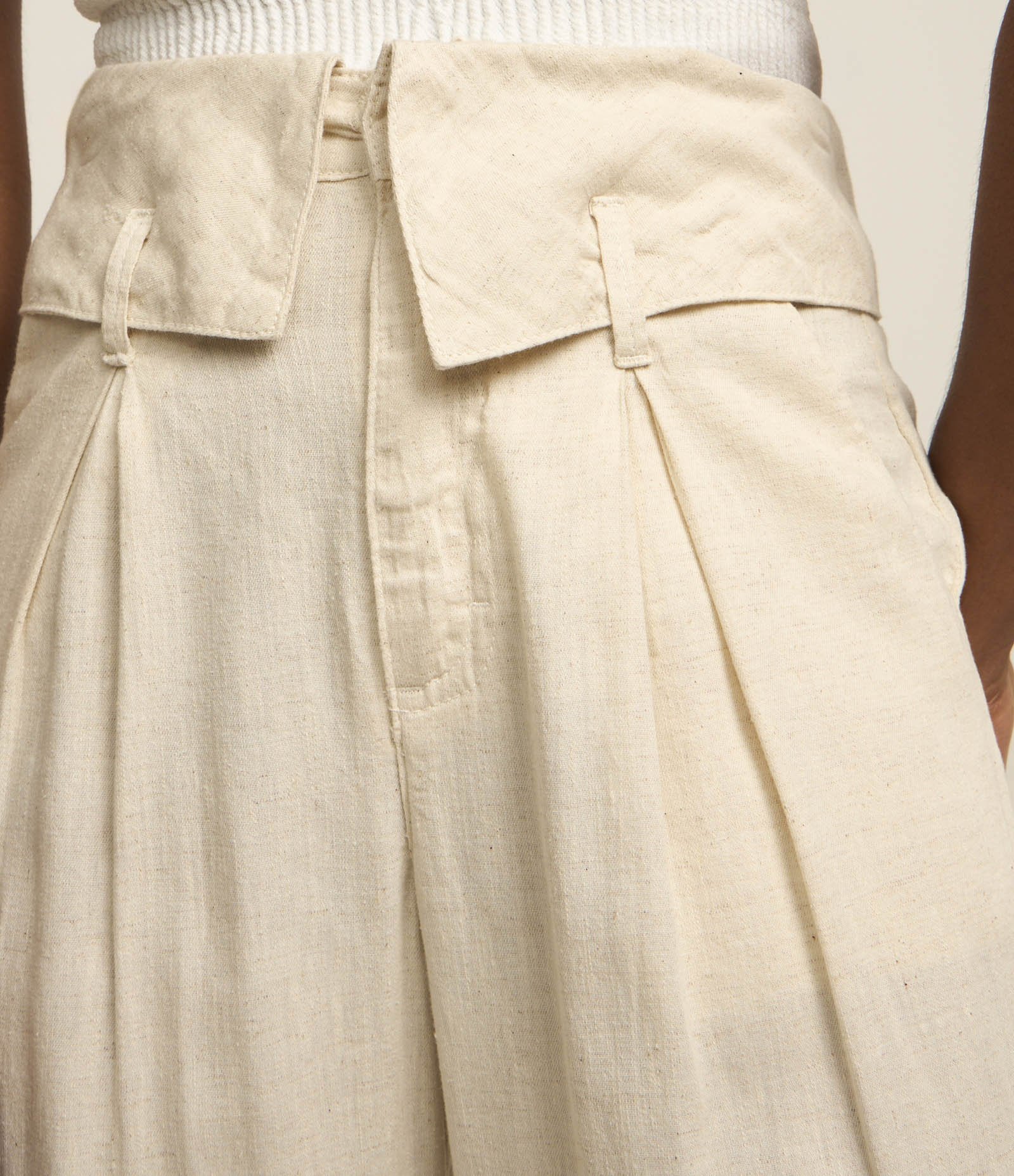 Calça Reta em Jeans Cós com Lapela Pregas e Bolso Faca Off White 4