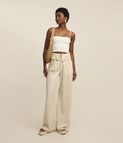 Calça Reta em Jeans Cós com Lapela Pregas e Bolso Faca