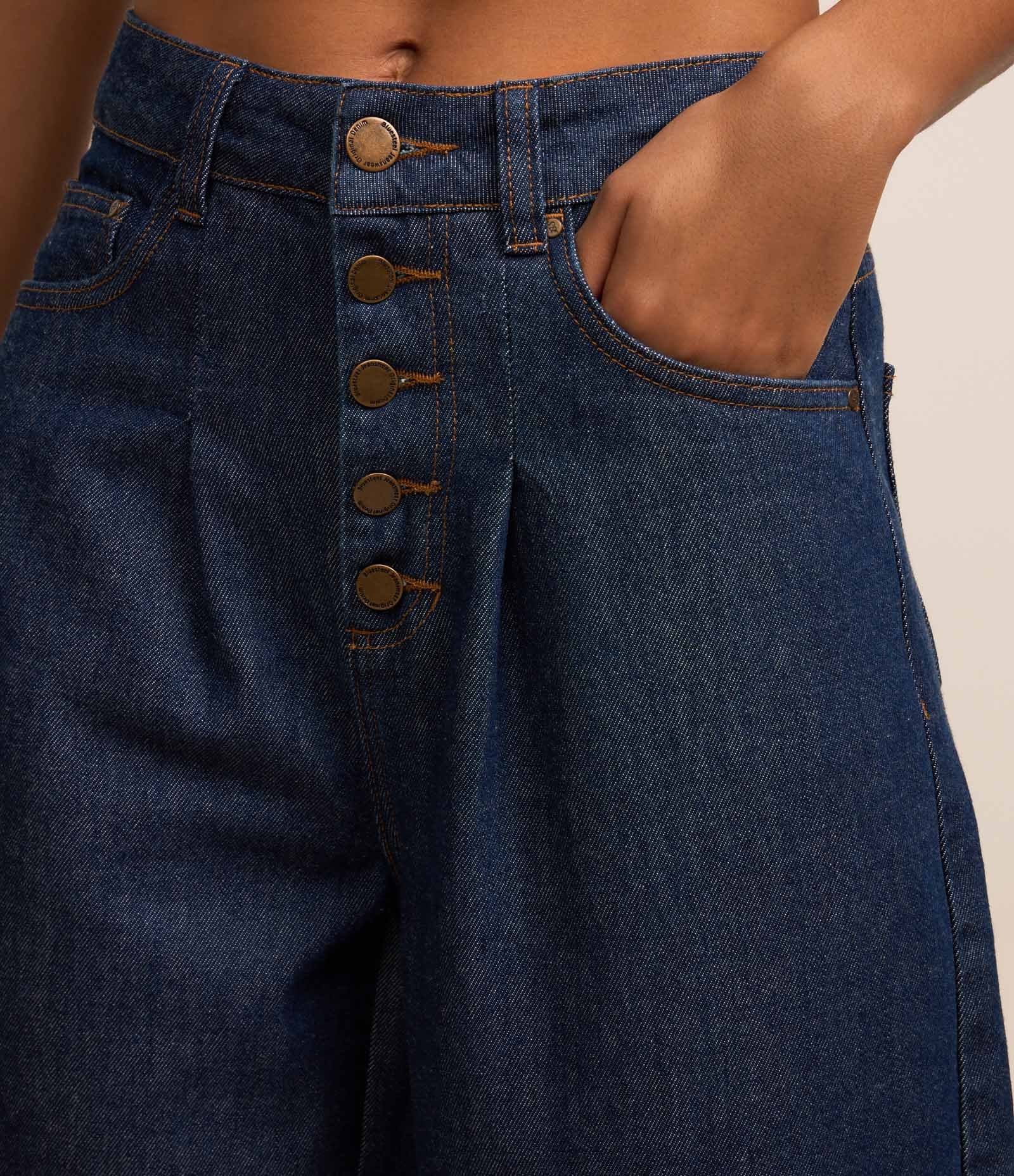 Calça Balloon em Jeans com Pregas Frontais e Abotoamento Azul 2