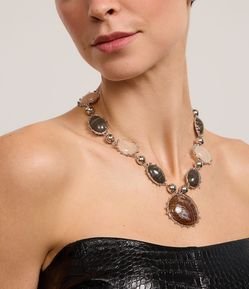 Colar Médio com Resinas Marmorizadas e Beads de Metal